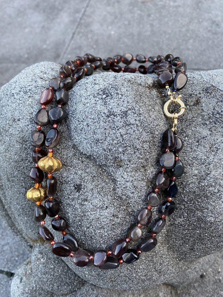 Zweireihiges Collier aus Mondstein Zirkon und Gold