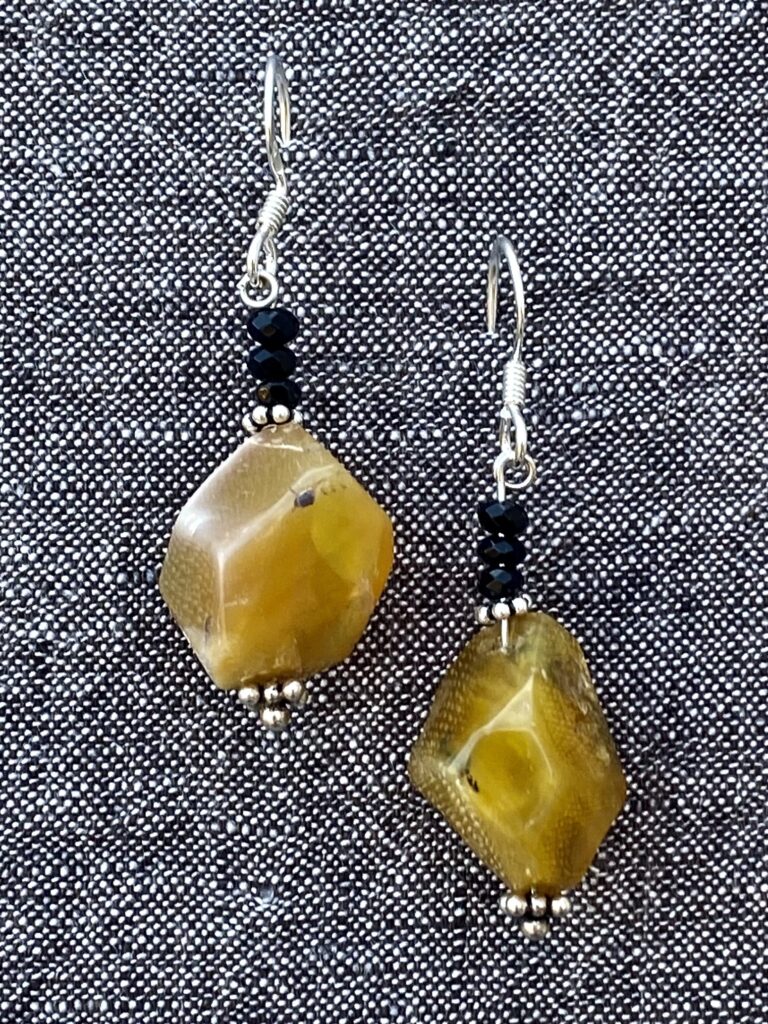 Ohrringe 36 — Lange Ohrringe aus gelbem Andenopal (20 x 15 mm), Scheibchen aus Onyx (3 x 2 mm) und Silber.