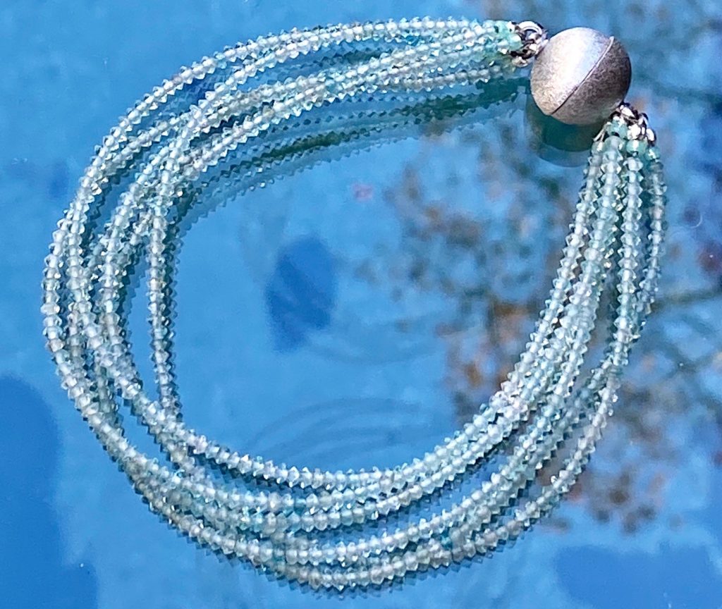 Armband 4 — 6-reihiges Collier aus facettierem Aquamarin