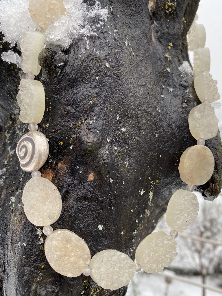 Halskette 128 — Extravagantes Collier aus Quarzdrusen