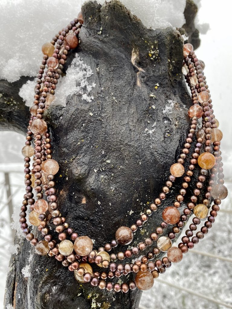 Halskette 116 — 5-reihiges Collier aus gefärbten Süßwasserperlen und Kugeln aus Rutilquarzkugeln. Die Qualität der Steine …