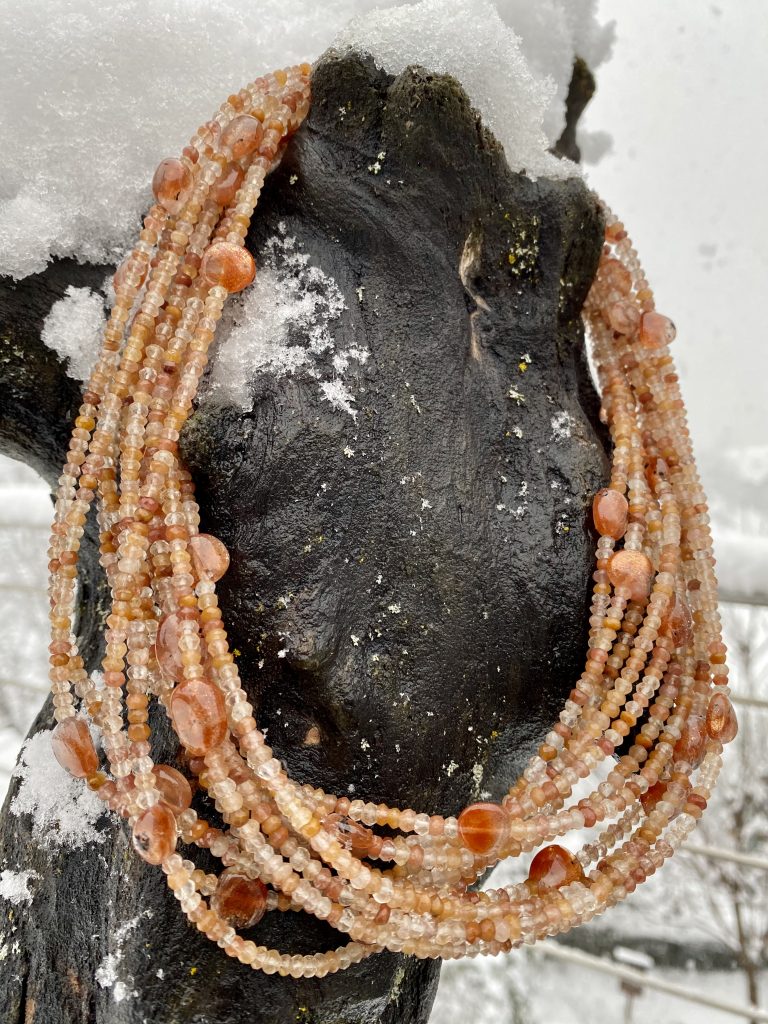 Halskette 122 — 12-reihiges Collier aus facettiertem orangem Rutilquarz und Sonnenstein