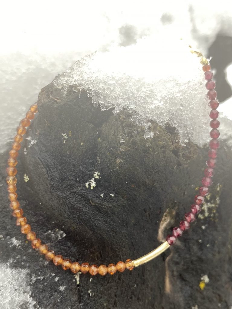 Armband 7 — Zartes Armband aus facettiertem orangem und rotem Granat und einem vergoldeten Silberröhrchen