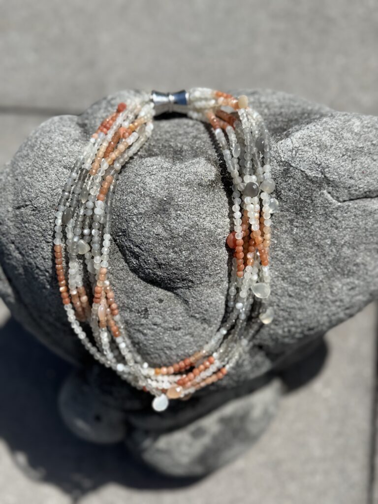 Halskette 158 — 8-reihiges Collier ausfacettiertem Mondstein(4 mm) in drei Farben und großen, flachen Süßwasserperlen (ca …