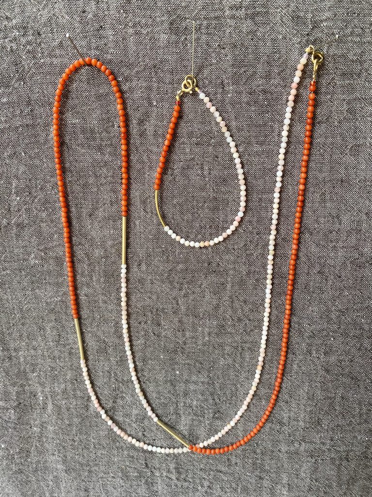 Halskette 27 — Lange, zarte Halskette aus Mittelmeerkoralle, facettiertem rosa Andenopal und langen vergoldeten Silberröhr…