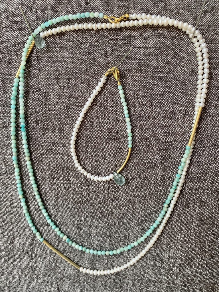 Halskette 19 — Lange, zarte Halskette aus Süßwasserperlen, facettiertem blauem Andenopal, einem Tropfen aus Aquamarin und …