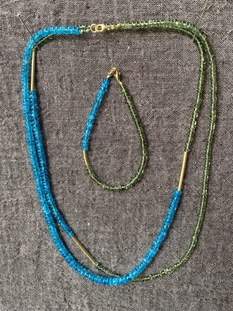 Halskette 28 — Lange, zarte Halskette aus grünem und blauem Apatit und langen vergoldeten Silberröhrchen