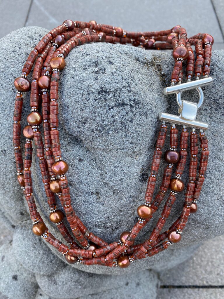 Halskette 64 — Collier aus Jaspis, Süßwasserperlen und Silber