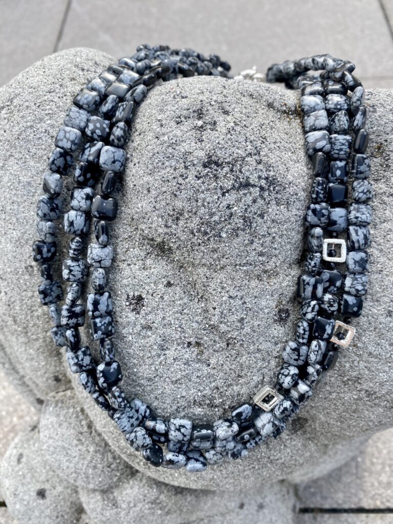 Halskette 91 — Collier aus Schneeflockenobsidian, Silber und Spinell