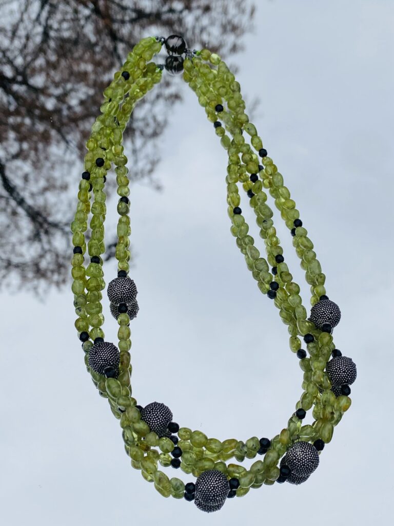 Halskette 131 — Collier aus Peridot, facettiertem Onyx und Kugeln aus geschwärztem Silber