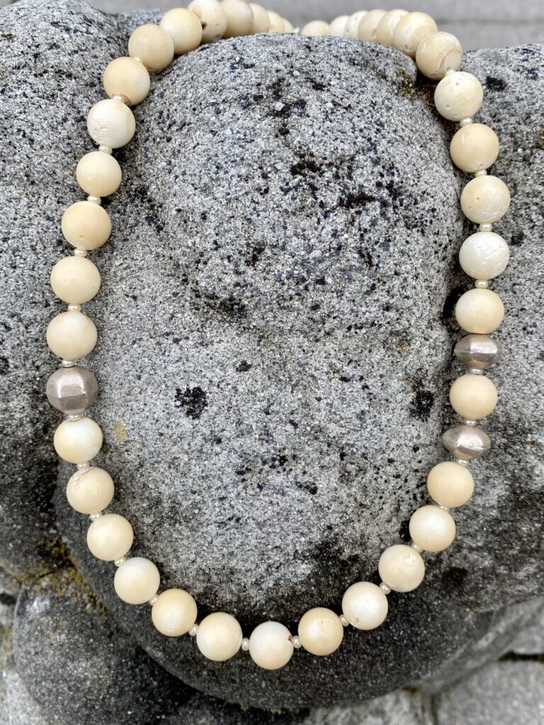 Halskette 84 — Collier aus fossiler Koralle und Silber