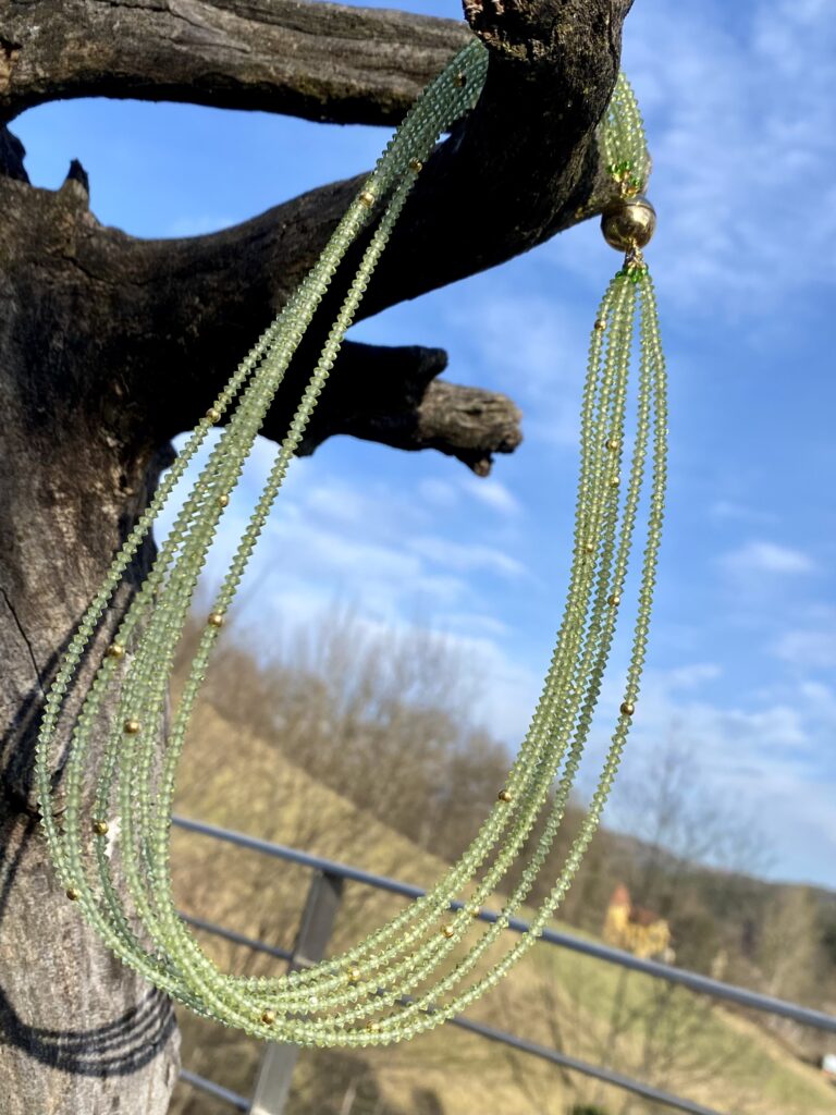 Halskette 136 — Collier aus Peridot und vergoldetem Silber