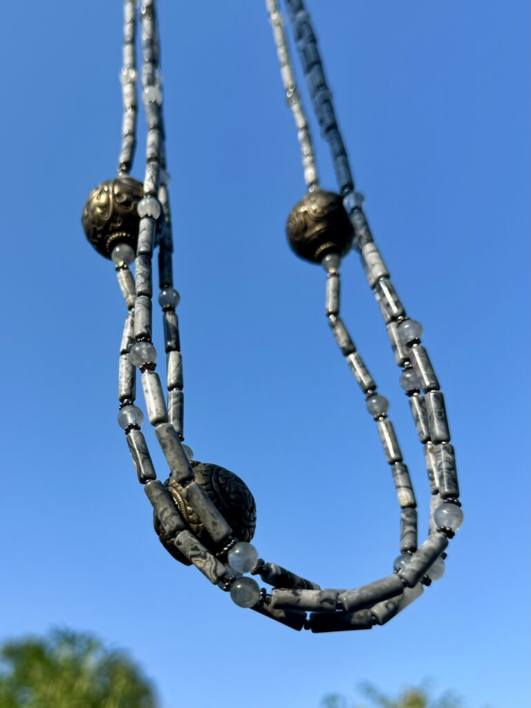 Halskette 29 — Langes Collier aus Jaspis, Quarz, Silber und alten Teilen aus Tibet