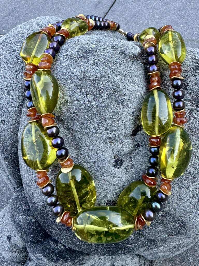 Halskette 144 — Collier mit grünem Bernstein