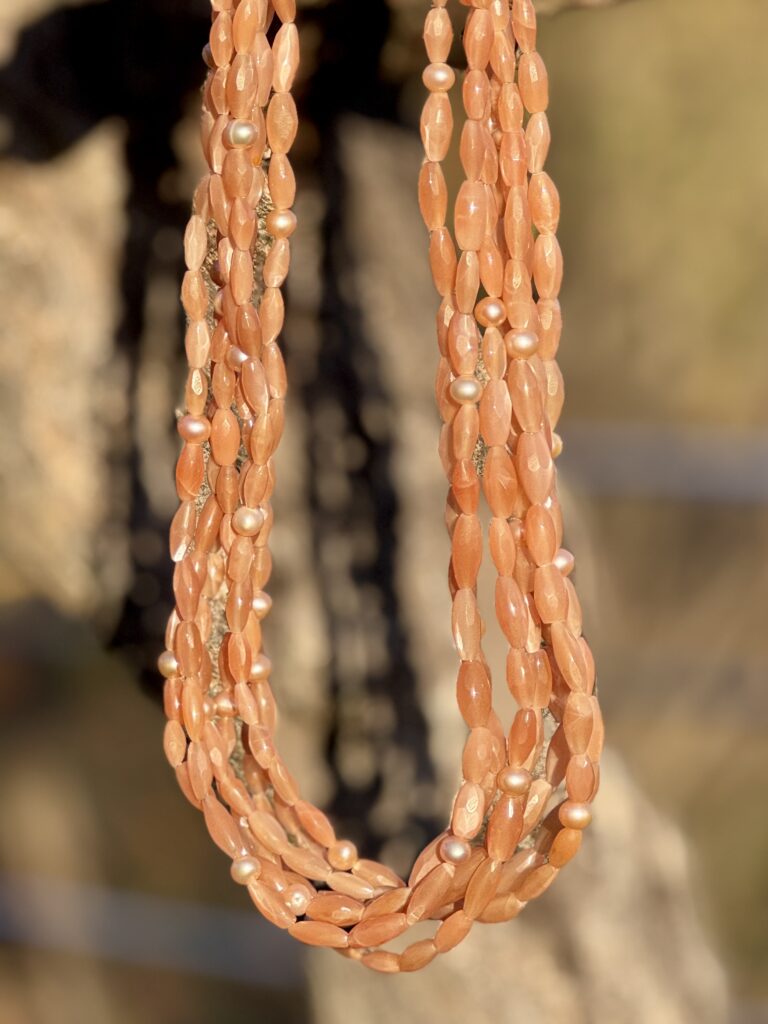 Halskette 54 — Collier aus rosa Mondstein und Süßwasserperlen