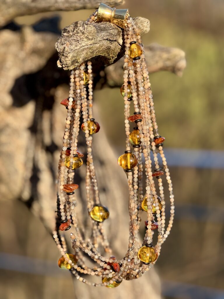 Halskette 55 — Collier aus Mondstein, Bernstein und Onyx