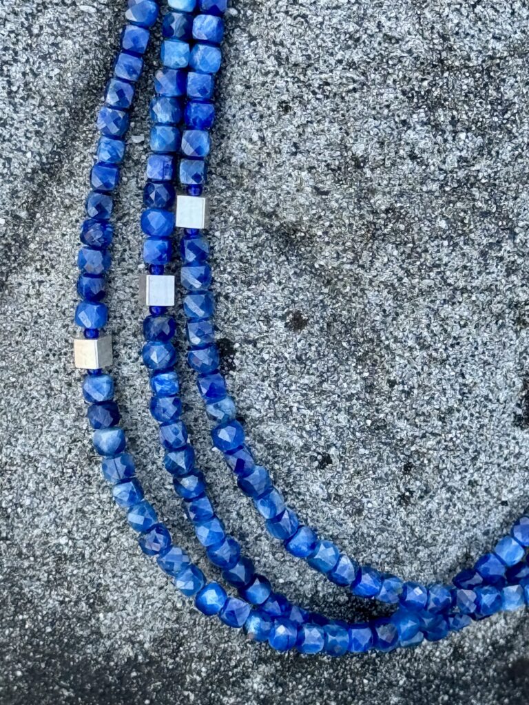 Halskette 59 — Collier aus Cyanit und Silber