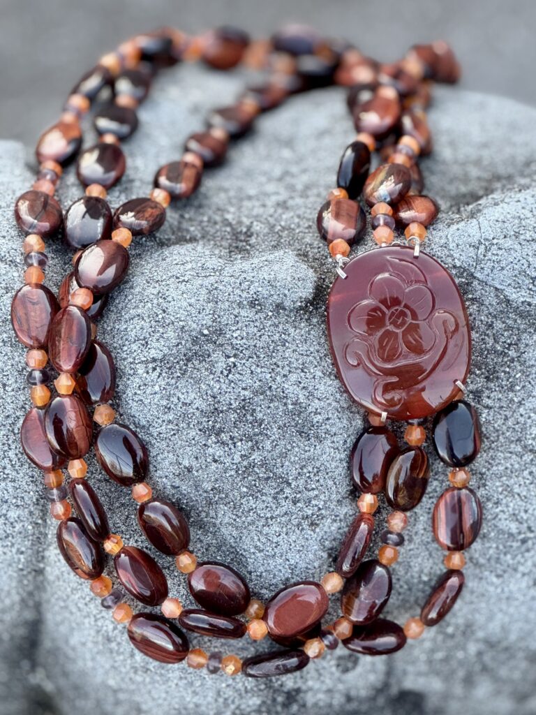Halskette 53 — Collier aus Tigerauge, Carneol und Mondstein
