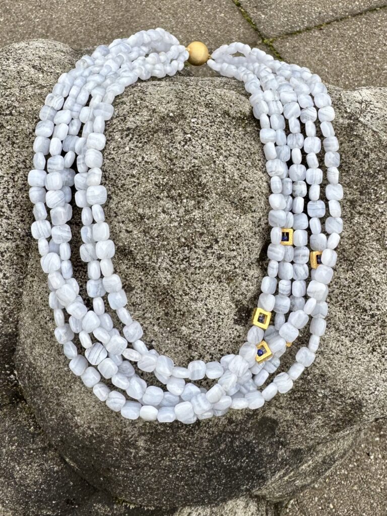 Halskette 69 — Collier aus Chalcedon, Lapislazuli und vergoldetem Silber