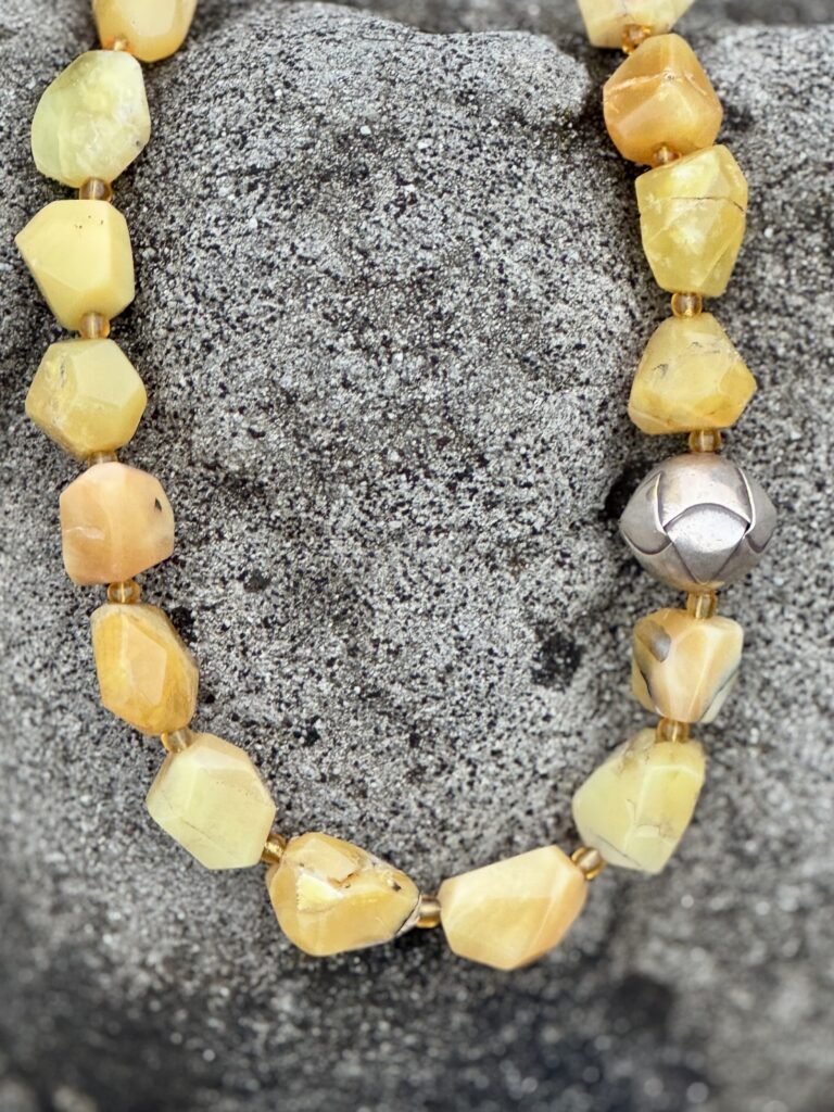 Halskette 74 — Collier aus gelbem Opal und Silber