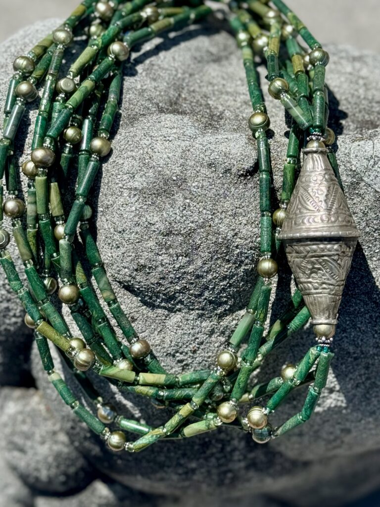 Halskette 86 — Langes Collier aus Jade, Perlen und Silber