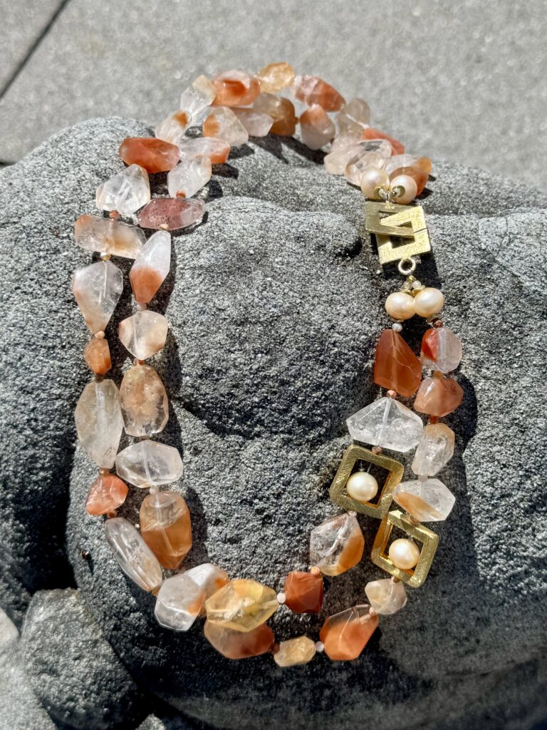 Halskette 81 — Extravagantes Collier aus Hämatoid, Perlen und vergoldetem Silber