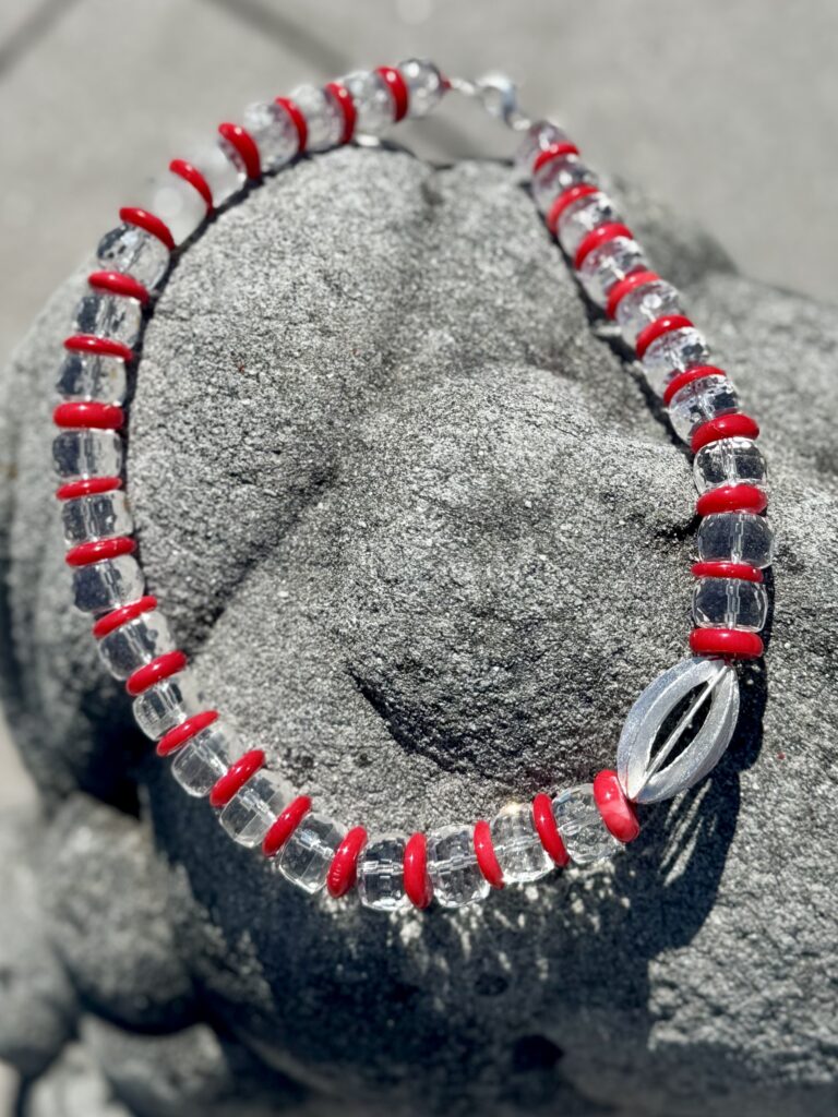 Halskette 82 — Collier aus Bergkristall, Koralle und Silber