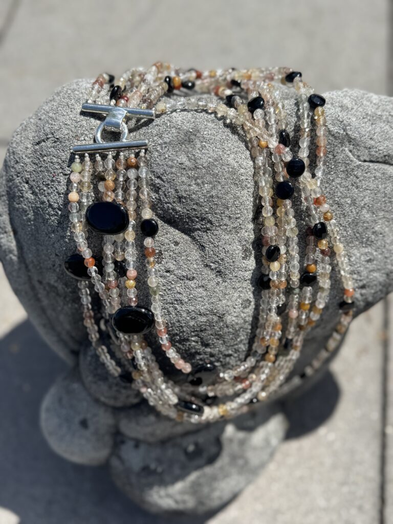 Halskette 90 — Extravagantes Collier aus Quarz