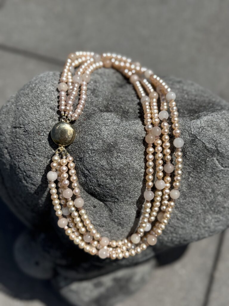 Collier aus Perlen und Mondstein