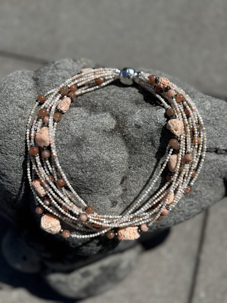 Halskette 94 — Collier aus rosa Opal, Koralle, Sonnenstein und Hämatit