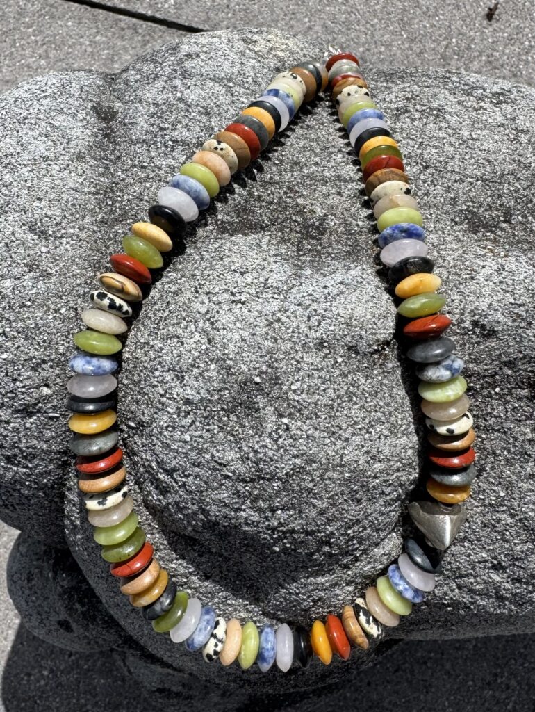 Halskette 10 — Collier aus Buntquarz