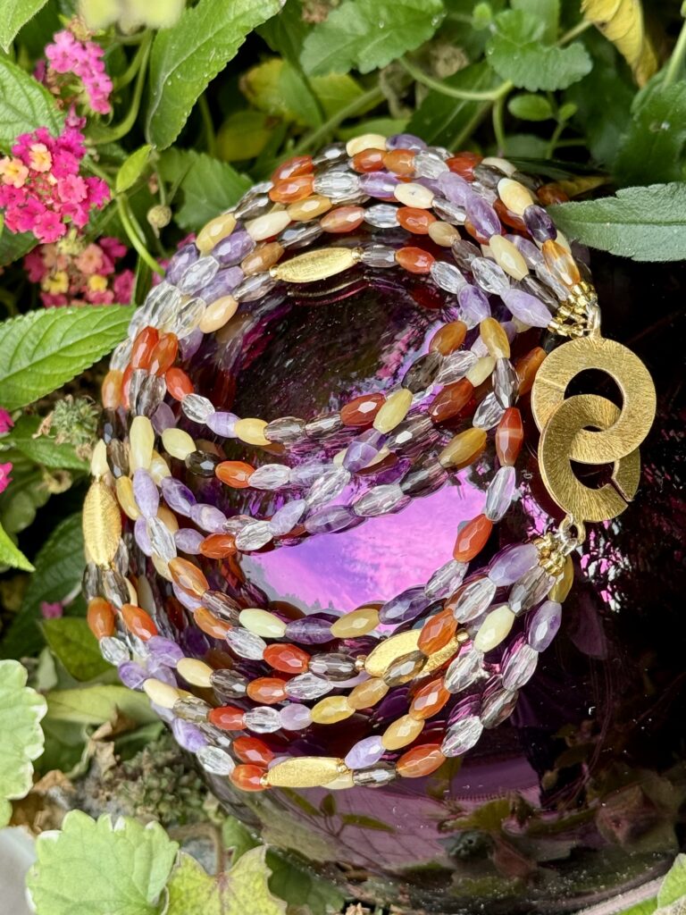 Buntquarz mit vergoldetem Silber