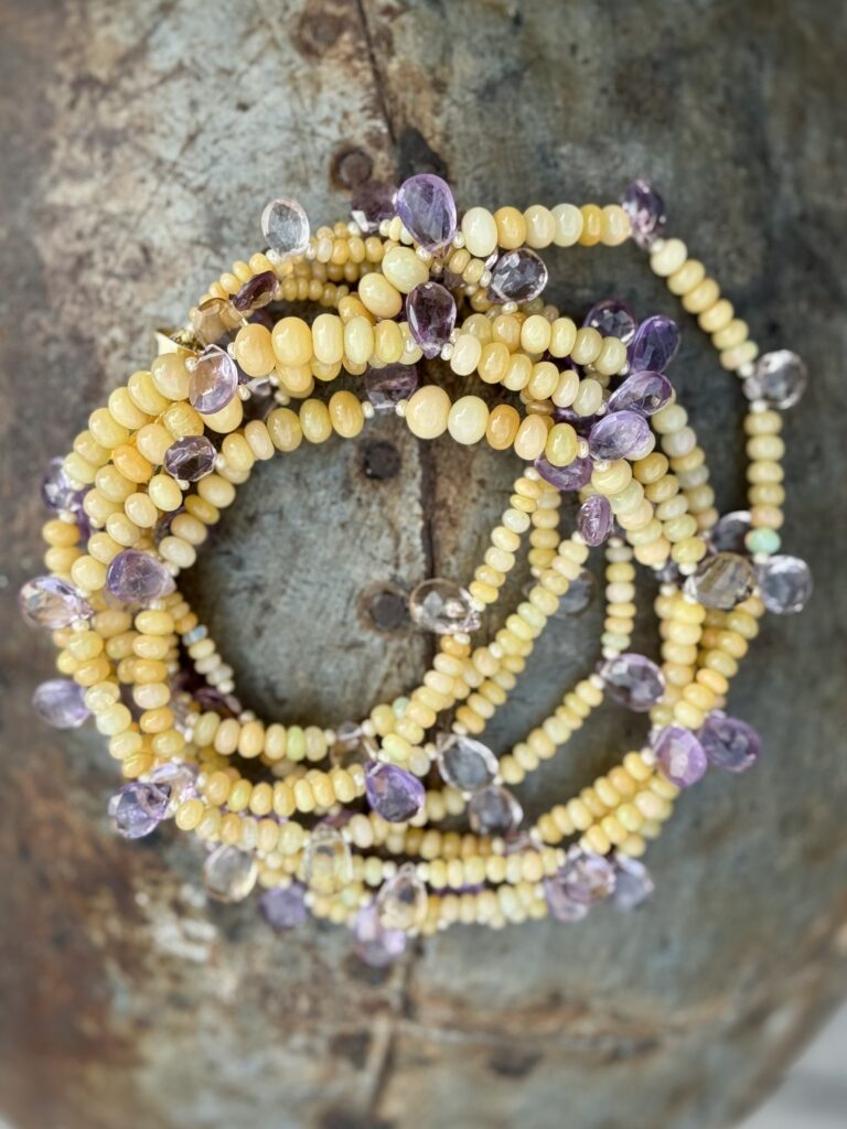 Collier aus gelbem Opal und Tropfen aus Ametrie