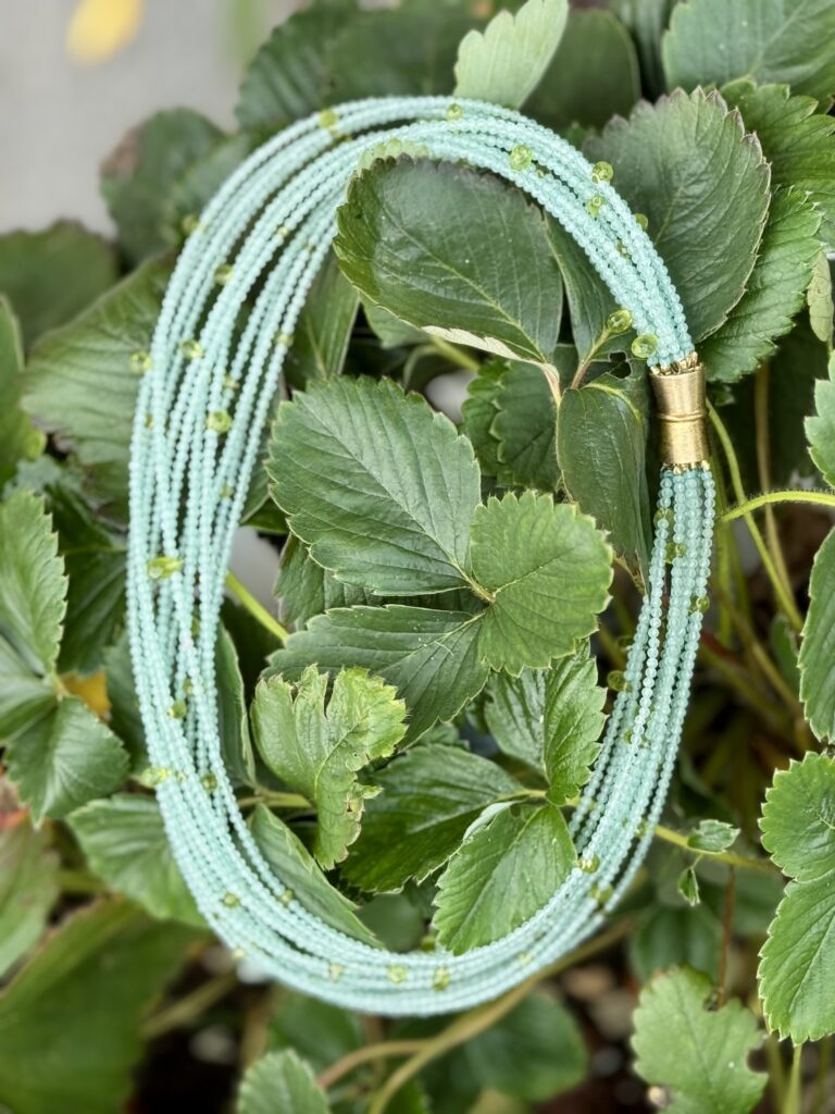 Collier aus blauem Chalcedon und Tropfen aus Peridot