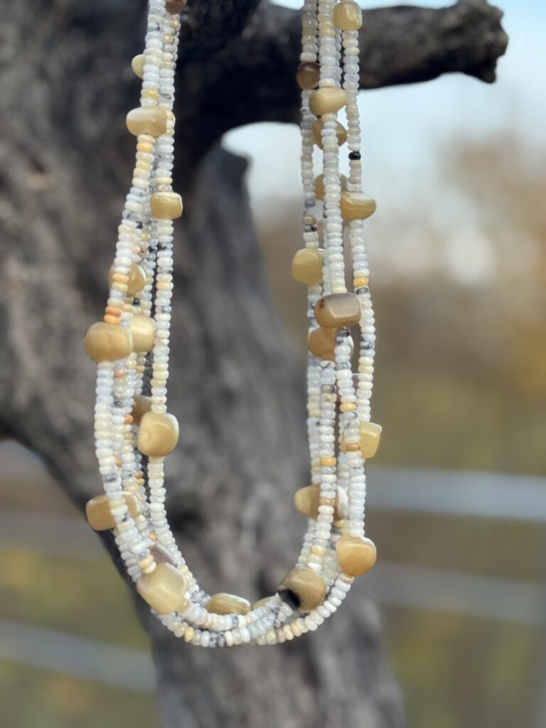 Collier aus Quarz und Horn