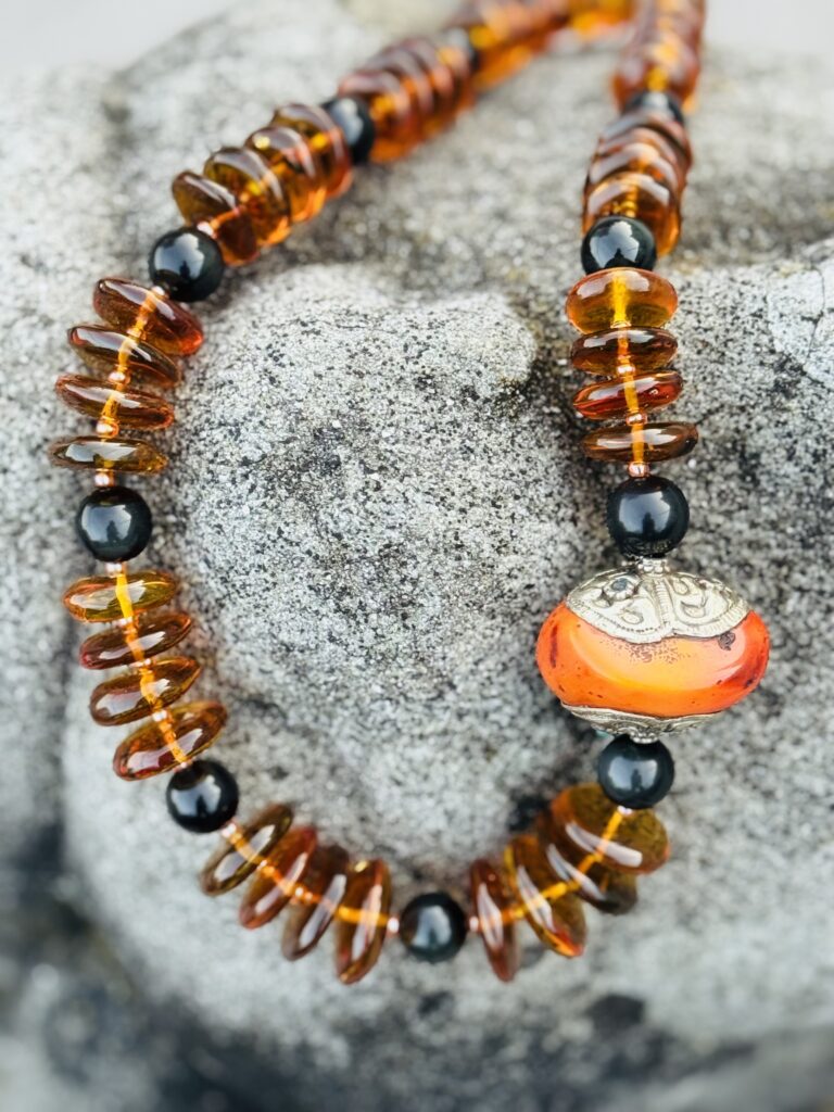 Ich fertige Einzelstücke an, mache aber auch Umarbeitungen und Reparaturen von Schmuckstücken, die nicht mehr modern oder beschädigt sind.