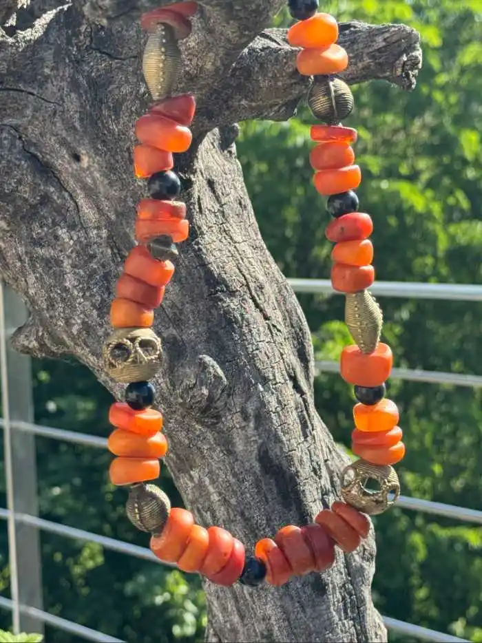 Kette aus Amber, altes Messing (Guss in die verlorene Form) und Horn