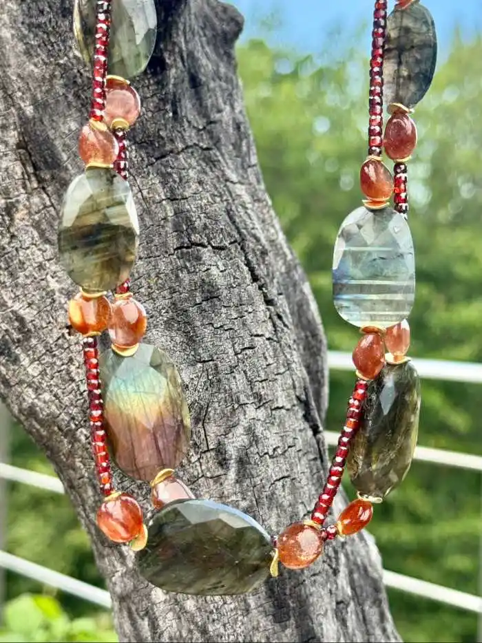 Kette aus Labradorit, Sonnenstein, Zirkon und Silber vergoldet