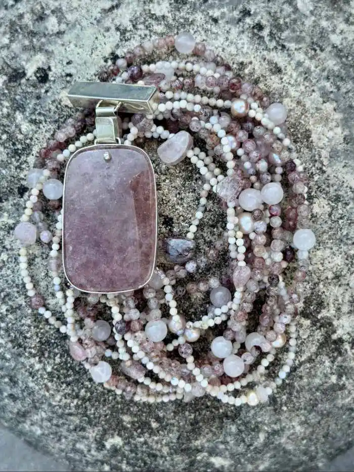 Kette mit Rosa Opal aus den Anden und rosa Quarz