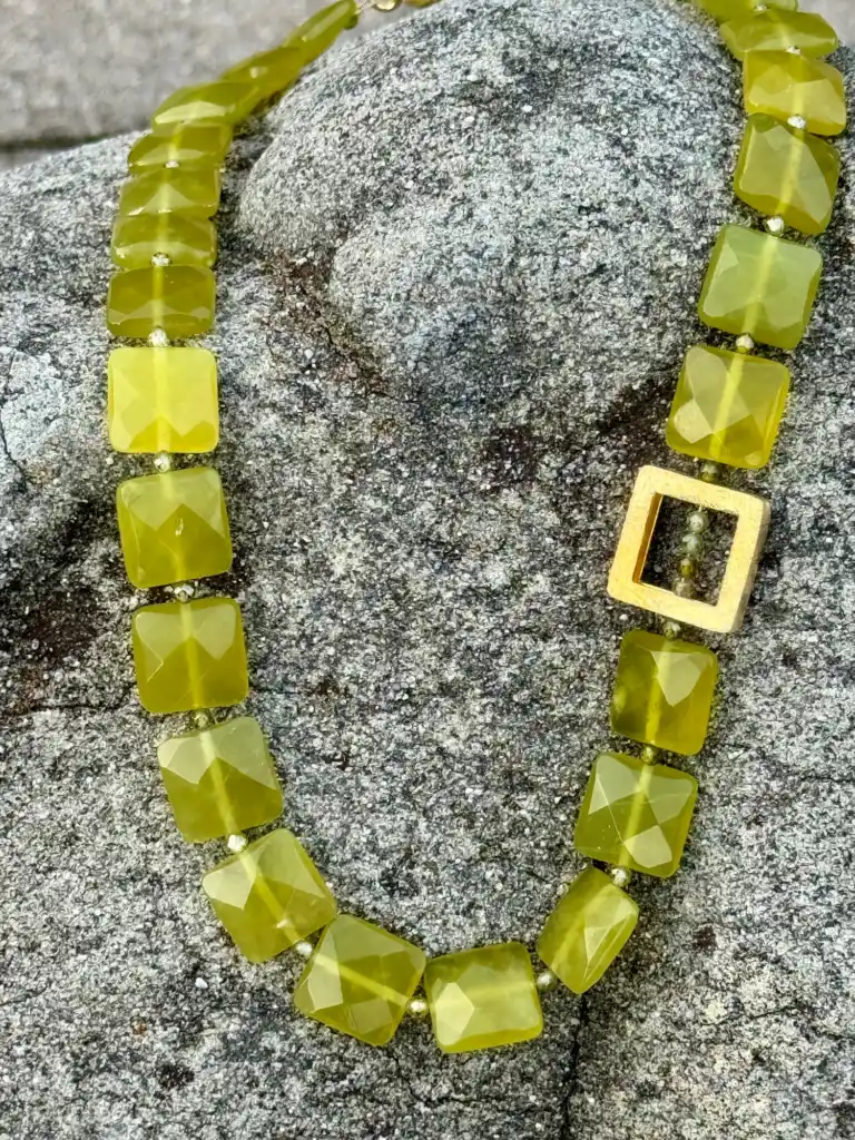 Halskette 164 — Collier aus Jade und vergoldetem Silber