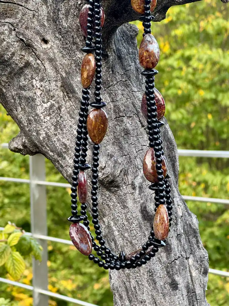 Halskette 166 — Collier aus Onyx und Petersit