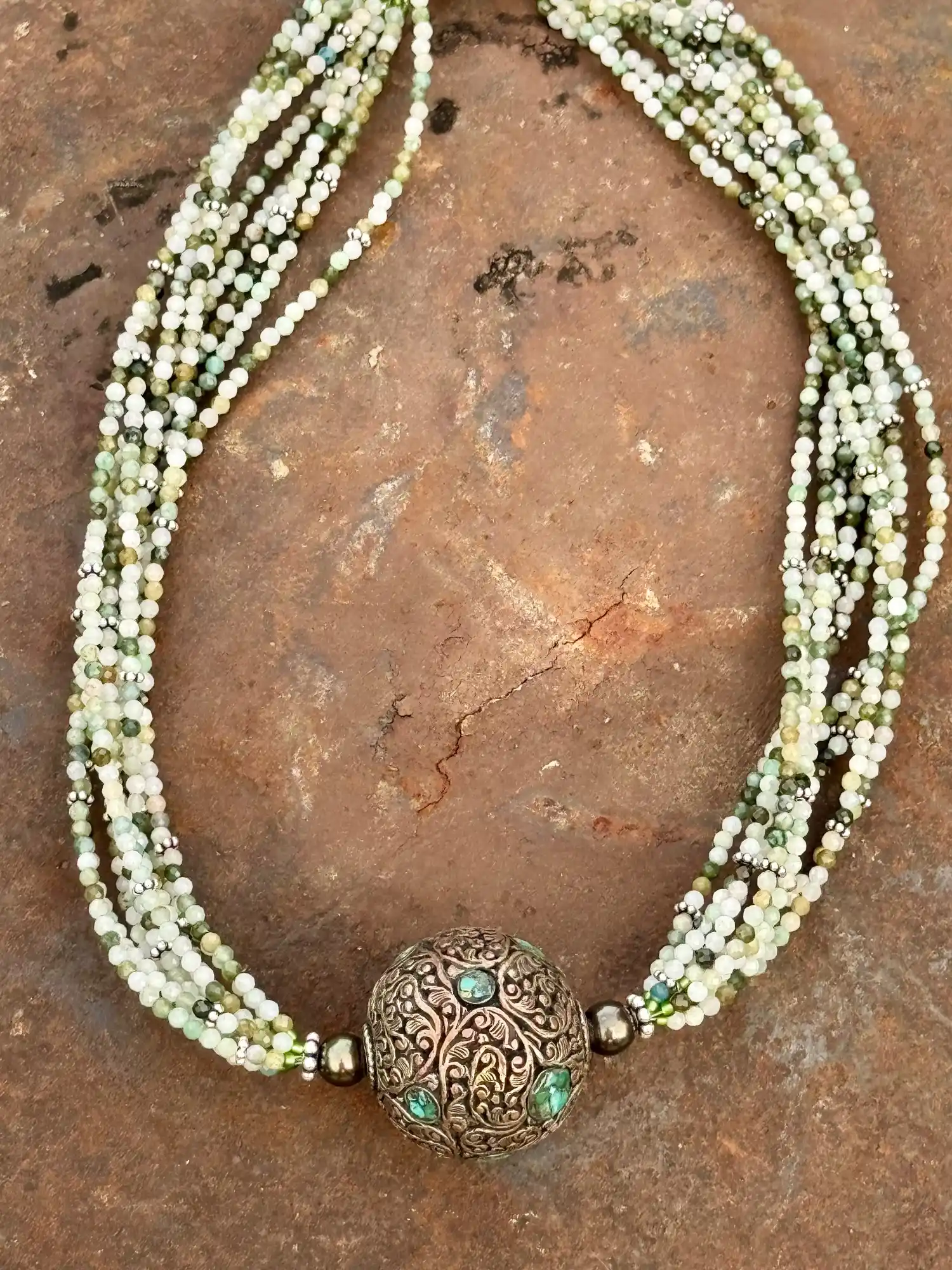 Halskette 168 — Collier aus Quarz und einer alten Kugel aus Afghanistan