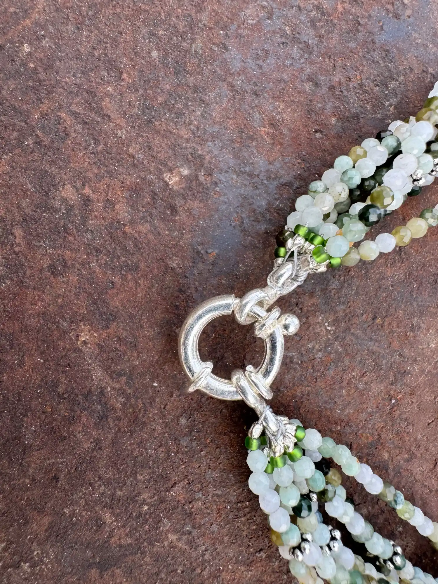 Halskette 161 — Collier aus Quarz und einer alten Kugel aus Tibet