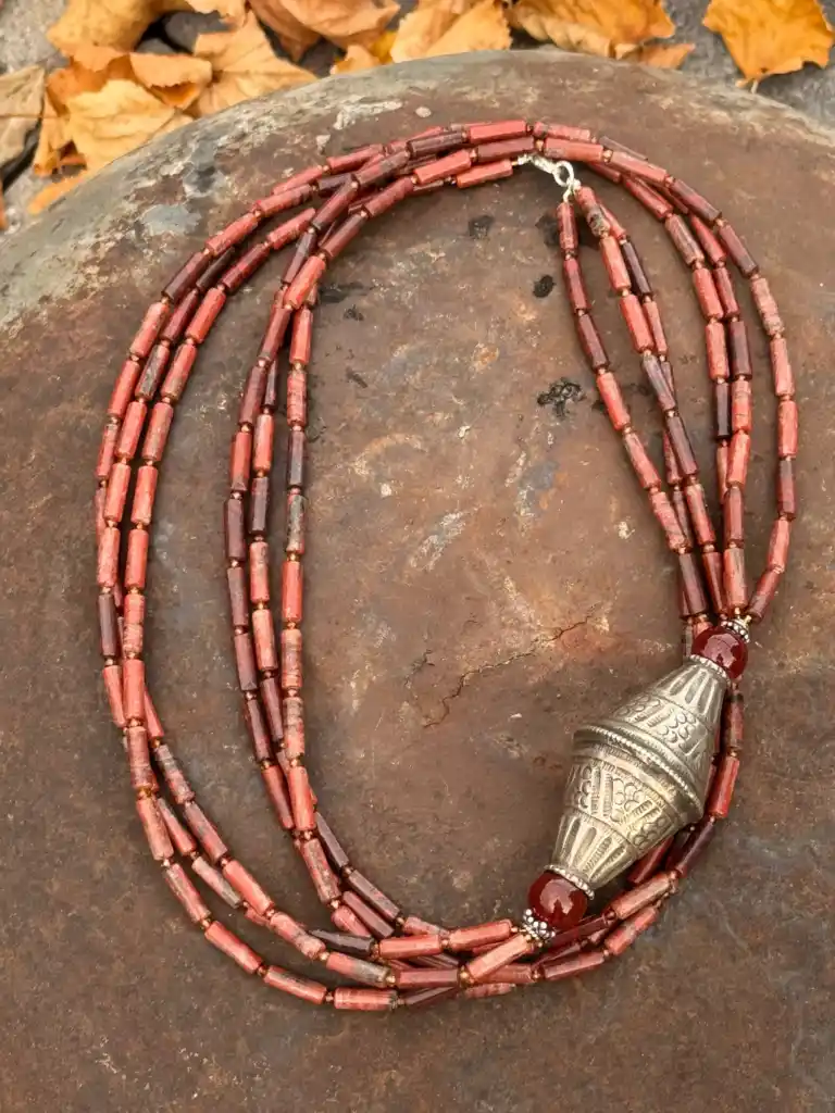 Halskette 169 — Langes Collier aus Jaspis und einem alten Teil aus Afghanistan